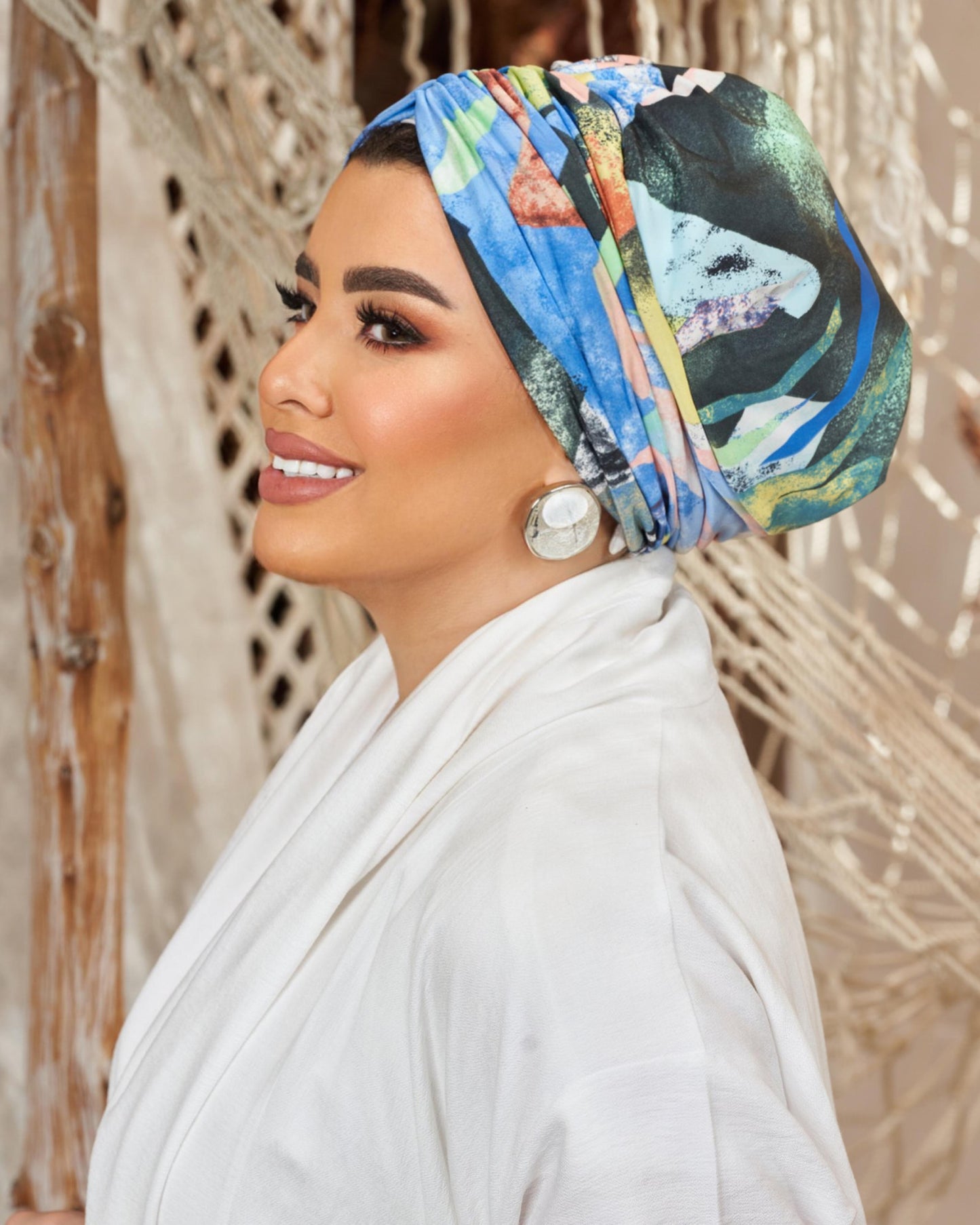 Splash turban with external tulle volume