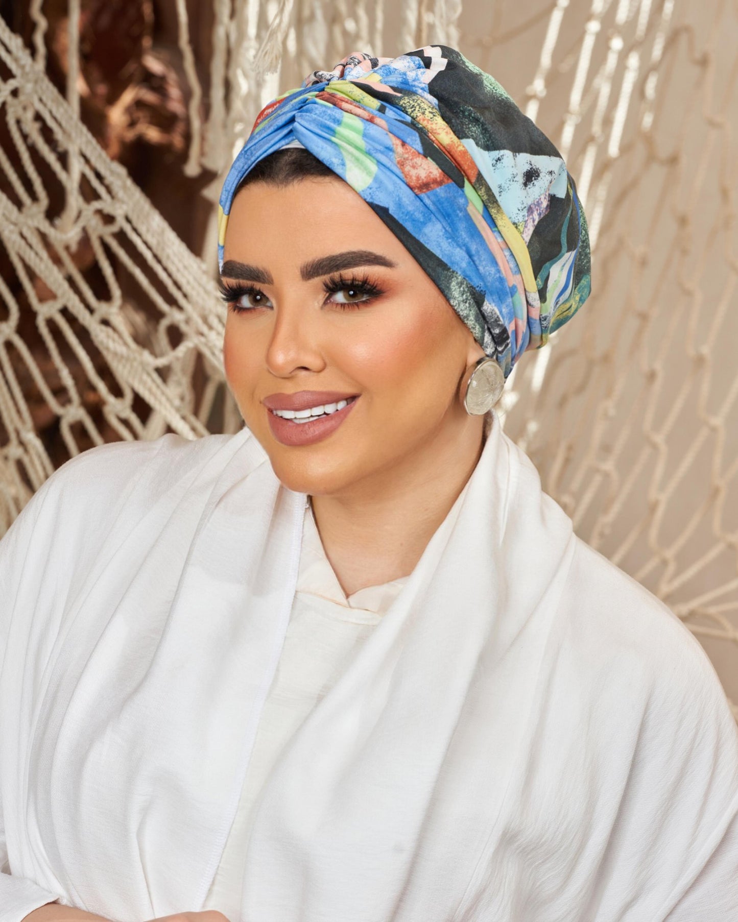 Splash turban with external tulle volume
